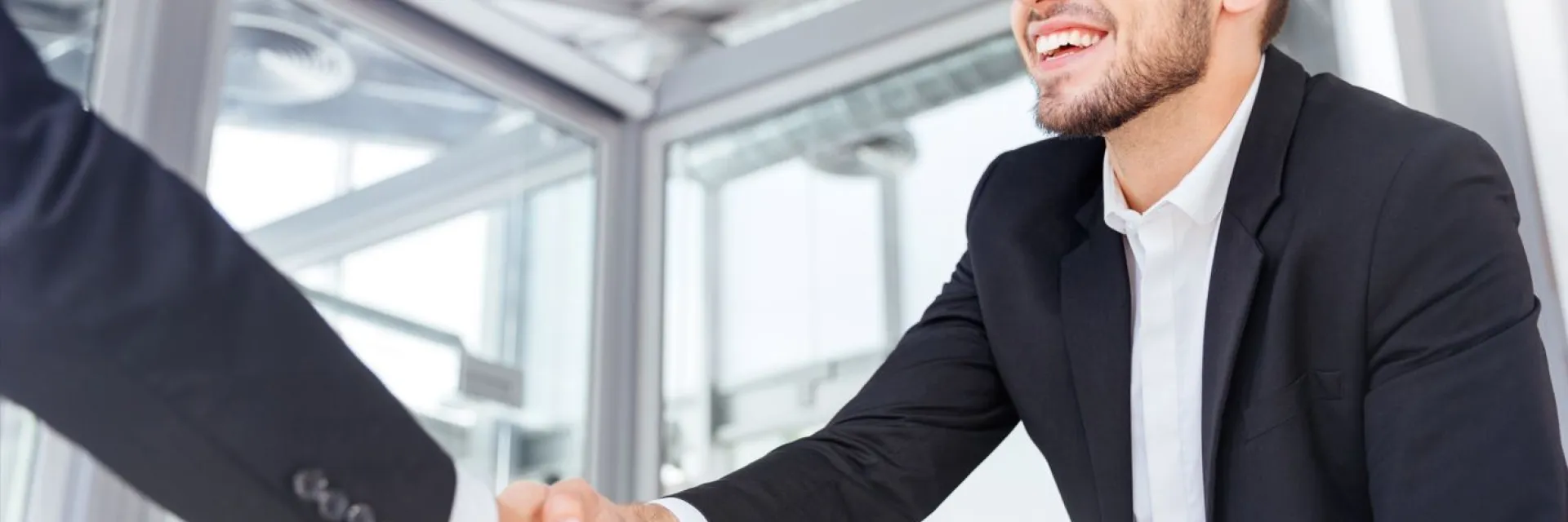 ETUDIANT POIGNEE DE MAIN