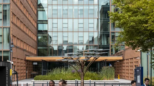 Etudiants dans le parc du pont de flandres
